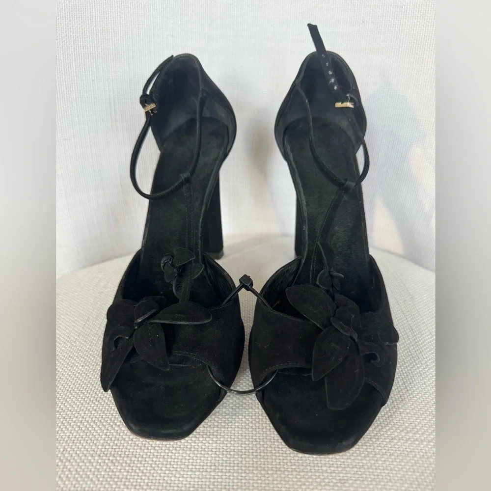 Authentic RARE Gucci shoes, black suede flower detail 39